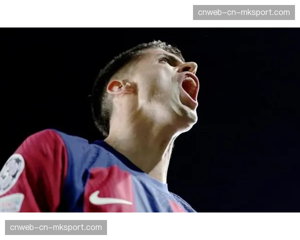 看台风景：一位阿森纳小球迷在父亲怀中沉睡，画面走红网络