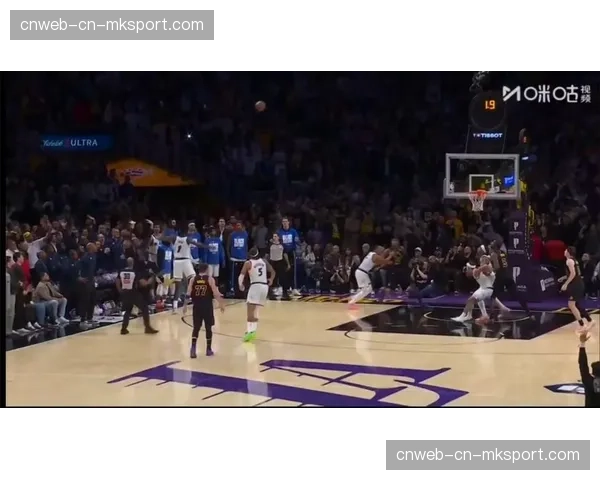 特写:东契奇完成压哨三分绝杀后,向客场观众做出“收声”手势 特写:东契奇完成压哨三分绝杀后,向客场观众做出“收声”手势