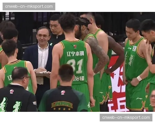 上海两外援恢复不达预期，洛夫顿缠厚纱布怀特塞德仍感疼痛